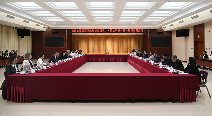 李利会见巴西卫生部长亚历山大·帕迪利亚